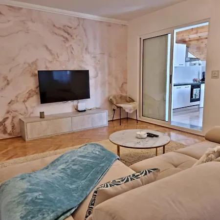 Hana Apartment *